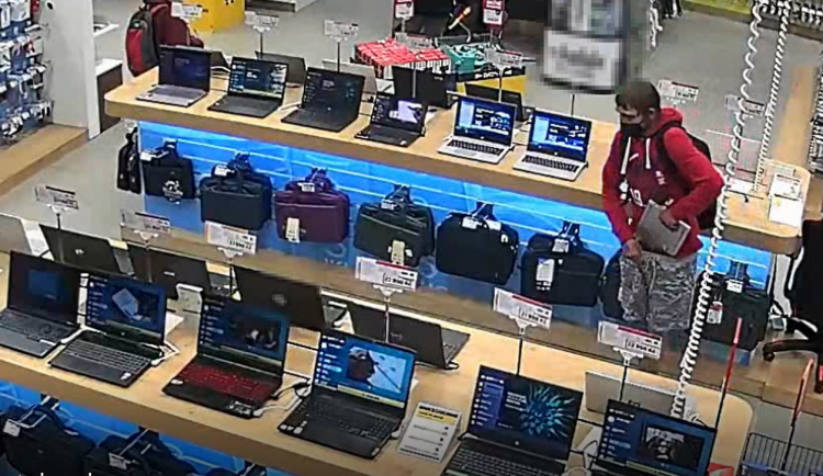 Kamera zachytila muže, jak si kradený notebook strká do kalhot, teď po něm pátrá policie