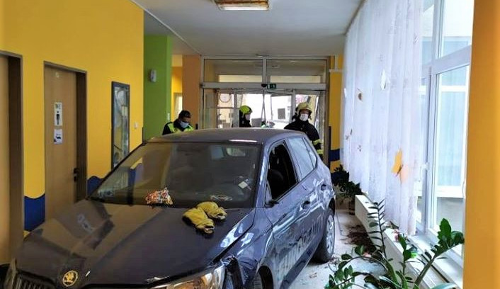 Šestnáct let vězení hrozí muži, který se s autem proboural do domova pro seniory, na následky šoku zemřela seniorka