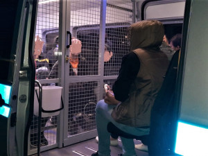 Zadržení cizinci čekají na odjezd na policejní oddělení