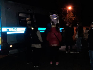 Zadržení cizinci čekají na odjezd na policejní oddělení