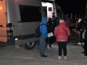 Zadržení cizinci čekají na odjezd na policejní oddělení