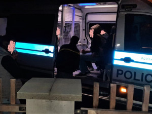 Zadržení cizinci čekají na odjezd na policejní oddělení