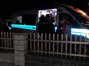 Zadržení cizinci čekají na odjezd na policejní oddělení