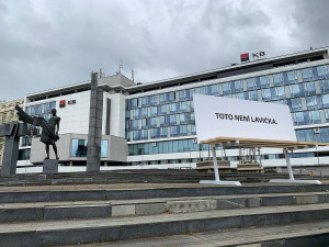 Obří lavička způsobila poprask, má upozornit na množství vizuálního smogu v Plzni