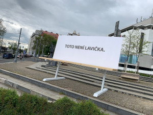 Obří lavička způsobila poprask, má upozornit na množství vizuálního smogu v Plzni