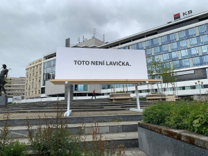 Obří lavička způsobila poprask, má upozornit na množství vizuálního smogu v Plzni