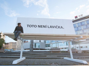 Obří lavička způsobila poprask, má upozornit na množství vizuálního smogu v Plzni