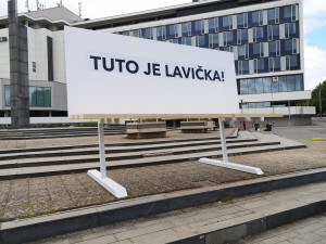 Neznámý pachatel v noci na pátek přelepil původní nápis na lavičce