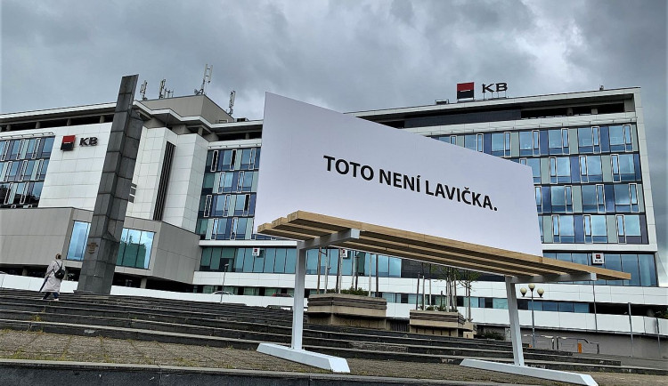 Obří lavička způsobila poprask, má upozornit na množství vizuálního smogu v Plzni