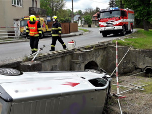 Dodávka prorazila zábradlí a zřítila se z mostu do potoka