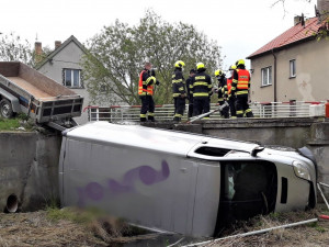 Dodávka prorazila zábradlí a zřítila se z mostu do potoka