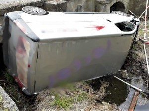 Dodávka prorazila zábradlí a zřítila se z mostu do potoka