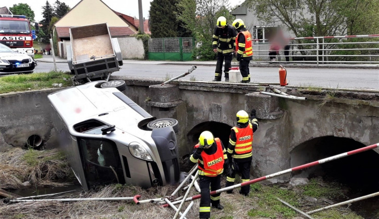Dodávka prorazila zábradlí a zřítila se z mostu do potoka