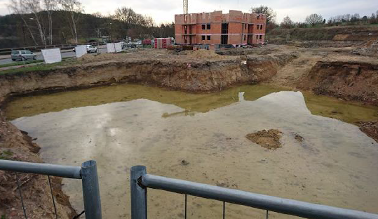 Základy čtyř bytových domů projektu Panorama Bolevák se stavěly doslova na vodě