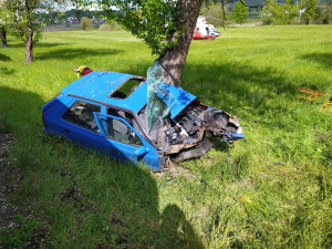 Řidič vyletěl na rovném úseku ze silnice a narazil do stromu, utrpěl těžké zranění