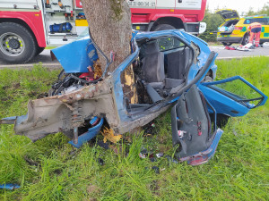 Řidič vyletěl na rovném úseku ze silnice a narazil do stromu, utrpěl těžké zranění