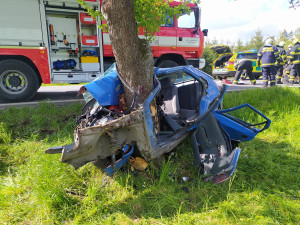 Řidič vyletěl na rovném úseku ze silnice a narazil do stromu, utrpěl těžké zranění