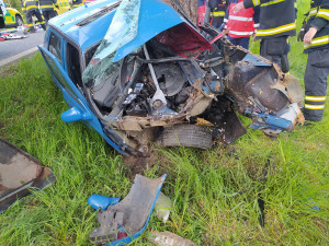 Řidič vyletěl na rovném úseku ze silnice a narazil do stromu, utrpěl těžké zranění