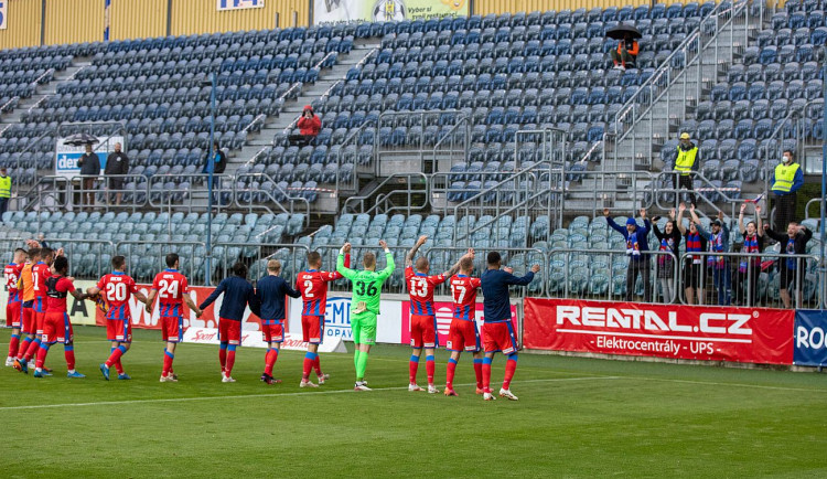 Viktoriáni zdraví po utkání hrstku nejvěrnějších fanoušků, kteří přijeli do Opavy