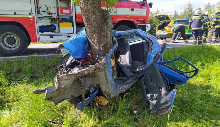 Řidič vyletěl na rovném úseku ze silnice a narazil do stromu, utrpěl těžké zranění