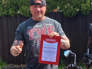 Kaskadér Pepa Sršeň získal titul Gentleman silnic, zachránil dva lidi z havarované sanitky