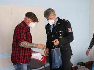 Kaskadér Pepa Sršeň získal titul Gentleman silnic, zachránil dva lidi z havarované sanitky