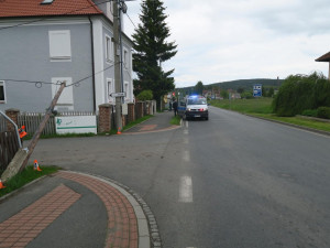 Řidič neodhadl výšku výšku převáženého nákladu a nechal za sebou spoušť