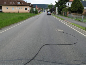 Řidič neodhadl výšku výšku převáženého nákladu a nechal za sebou spoušť