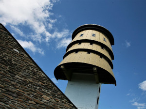 Pokračuje rekonstrukce rozhledny na šumavském Poledníku, mimo provoz bude nouzové nocležiště