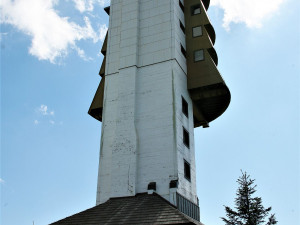 Pokračuje rekonstrukce rozhledny na šumavském Poledníku, mimo provoz bude nouzové nocležiště
