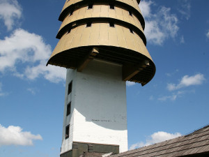 Pokračuje rekonstrukce rozhledny na šumavském Poledníku, mimo provoz bude nouzové nocležiště