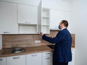 Seniorům, zdravotně postiženým i mladým rodinám bude nově sloužit 77 městských bytů v Zátiší