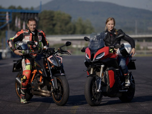 Motocyklisté trénují bezpečnou jízdu na polygonech v ČR