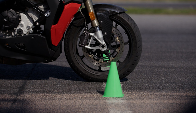 Motocyklisté trénují bezpečnou jízdu na polygonech v ČR