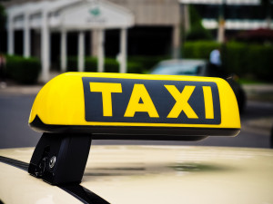 Taxík přiveze uchazeče na pracovní pohovor k výrobci klimatizací, získat mohou náborový příspěvek až 50 tisíc