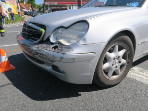 Německého motorkáře smetla u hranic řidička mercedesu přijíždějící na hlavní silnici