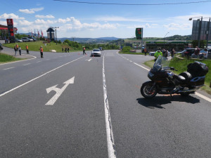 Německého motorkáře smetla u hranic řidička mercedesu přijíždějící na hlavní silnici