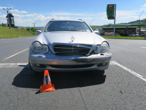 Německého motorkáře smetla u hranic řidička mercedesu přijíždějící na hlavní silnici