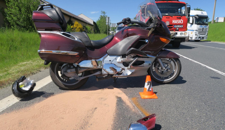 Německého motorkáře smetla u hranic řidička mercedesu přijíždějící na hlavní silnici