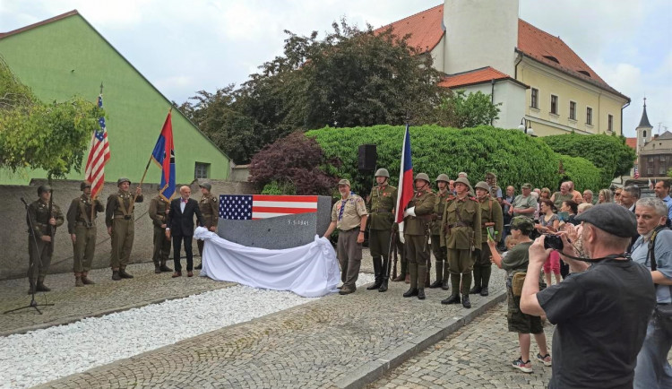 Domažlice mají nový památník osvobození, o jeho vznik usilovaly rodiny veteránů z USA