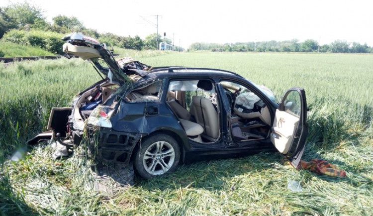 V Hradci Králové se srazil vlak s autem, řidič skončil v nemocnici