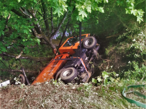 Multikára se zřítila ze svahu, pod vozidlem zůstal zaklíněný těžce zraněný řidič
