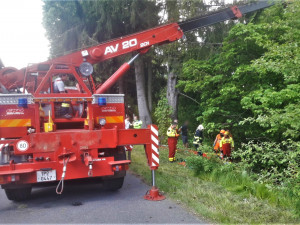 Multikára se zřítila ze svahu, pod vozidlem zůstal zaklíněný těžce zraněný řidič