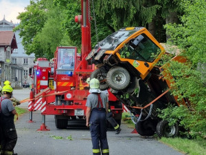 Multikára se zřítila ze svahu, pod vozidlem zůstal zaklíněný těžce zraněný řidič