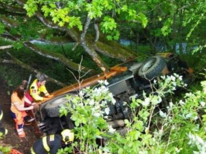 Multikára se zřítila ze svahu, pod vozidlem zůstal zaklíněný těžce zraněný řidič