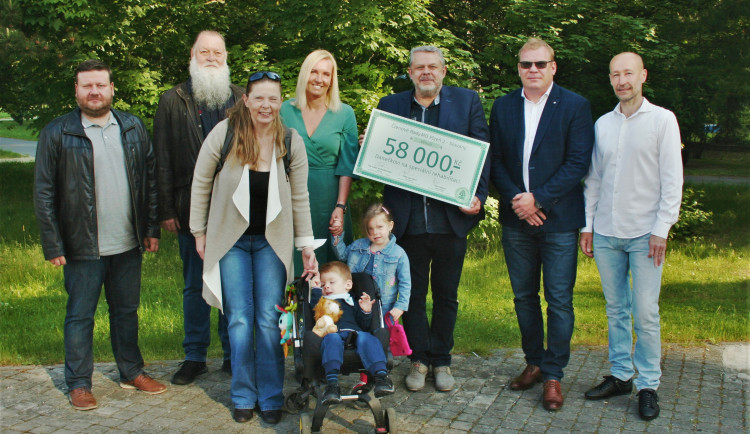 Rodině těžce postiženého chlapce pomohli radní z plzeňských Slovan