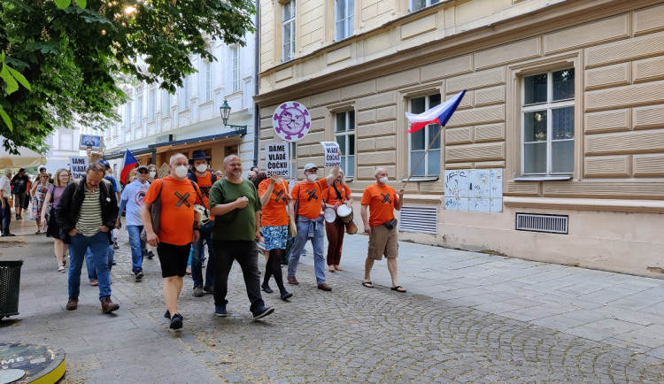 Plzeňané na demonstraci dali vládě čočku a vzkazují: Chceme změnu