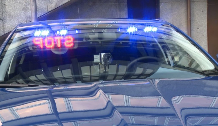 Zdrogovaný řidič věděl, že ho čeká vězení. Před policejní hlídkou ujížděl jako zběsilý, dokud nenaboural