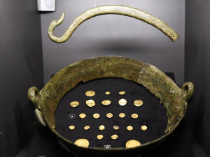Největší zlatý poklad nalezl před 250 lety nádeník při sekání trávy