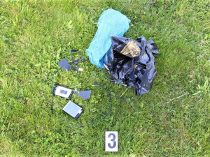 Balíček s dráty při manipulaci náhle vzplál